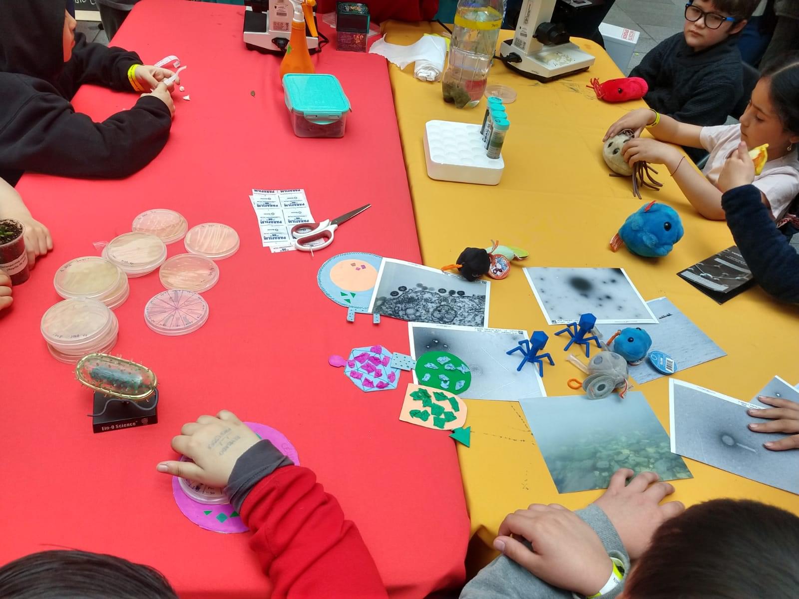 grupo de niños haciendo manualidades