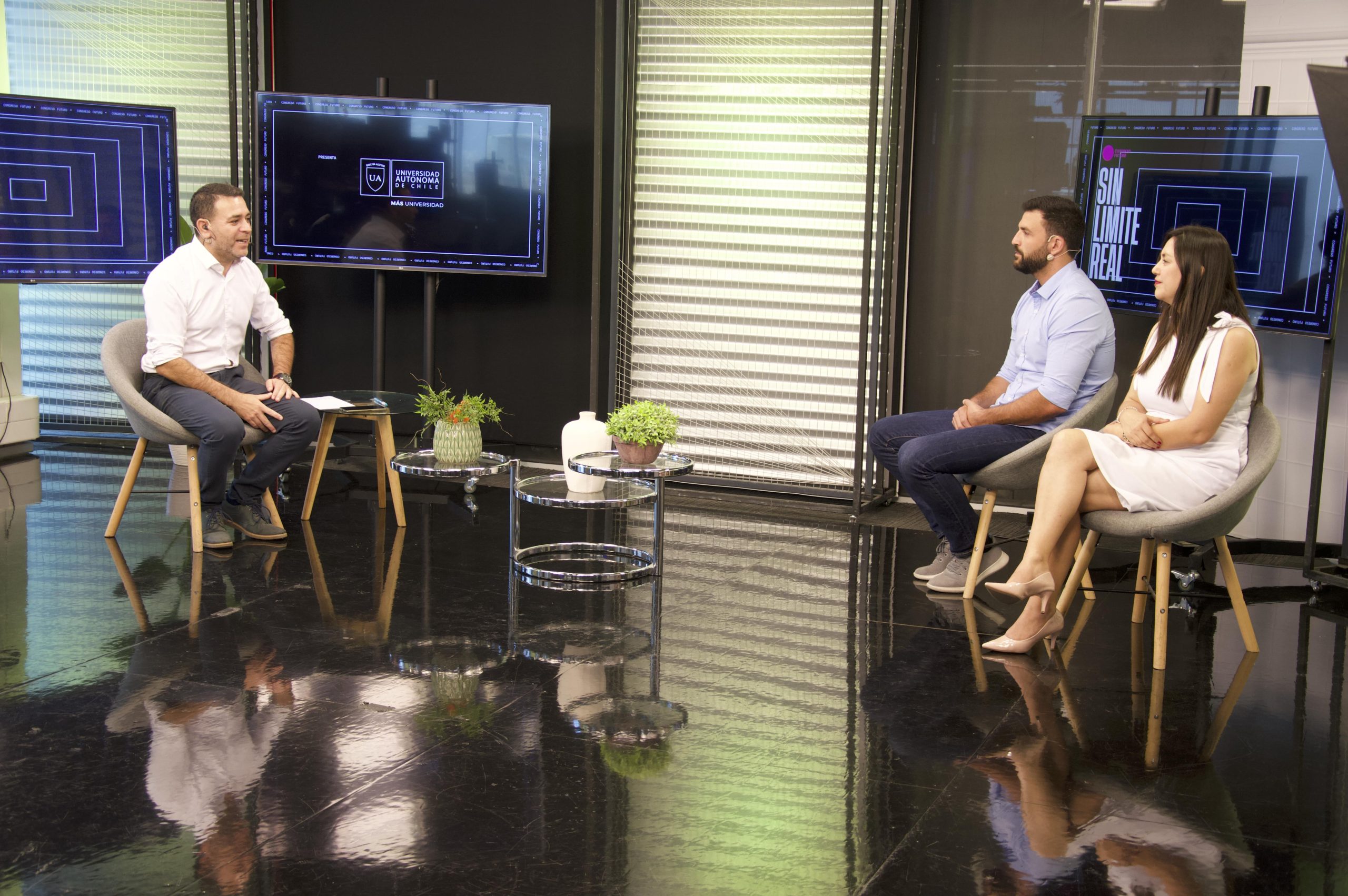 tres personas hablando con micrófonos