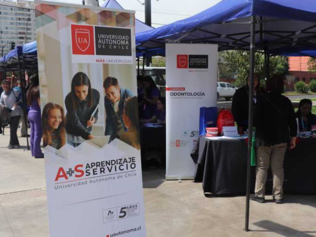 Cartel de Aprendizaje + Servicio de la Universidad Autónoma presente en la feria