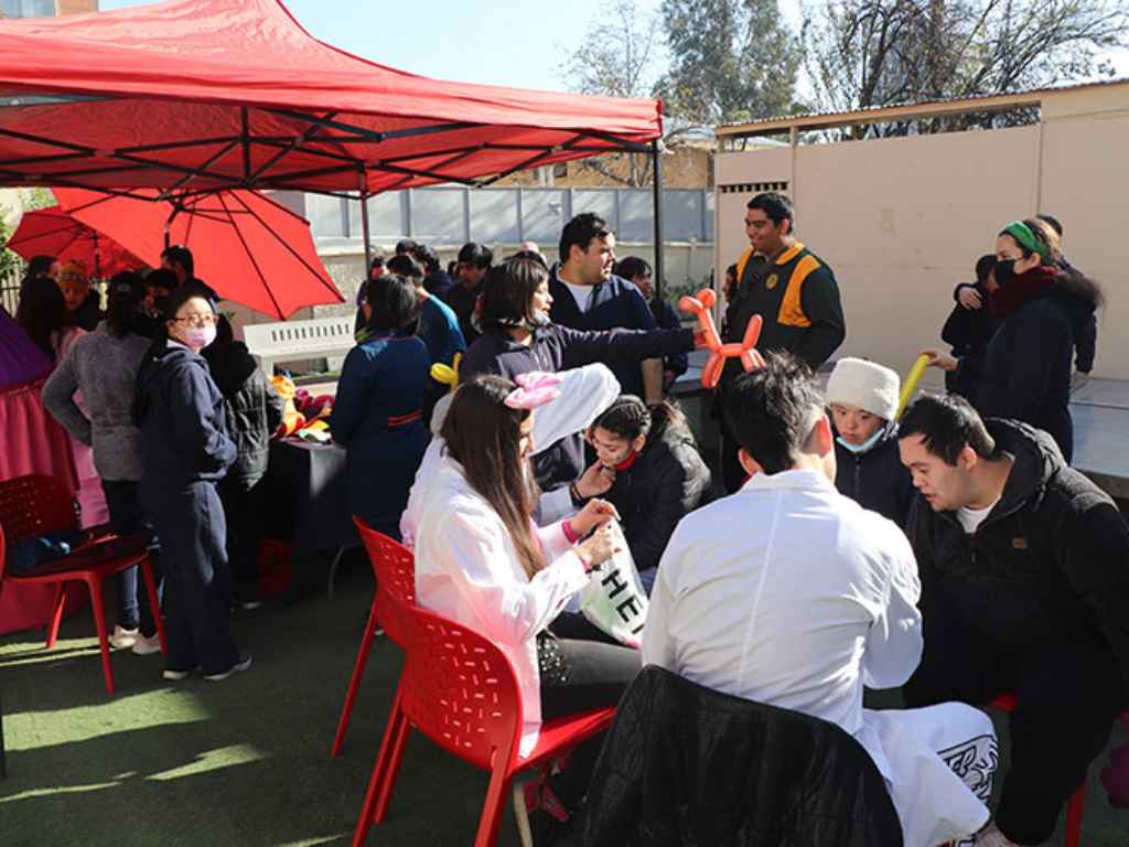 Estudiantes compartiendo bajo el sol