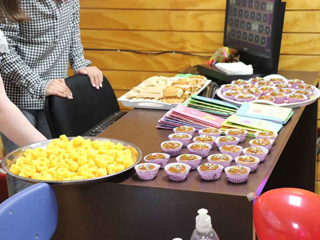 Mesa con comida en la actividad