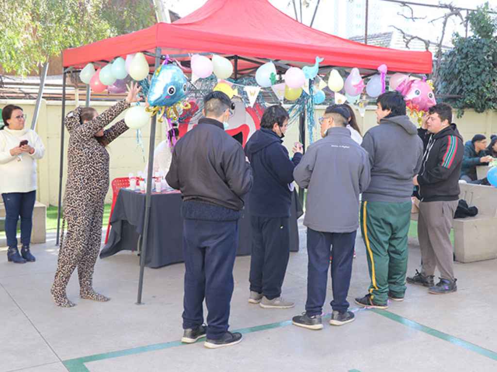 Alumnos de la Escuela Especial Los Cedros frente a uno de los stands de la actividad