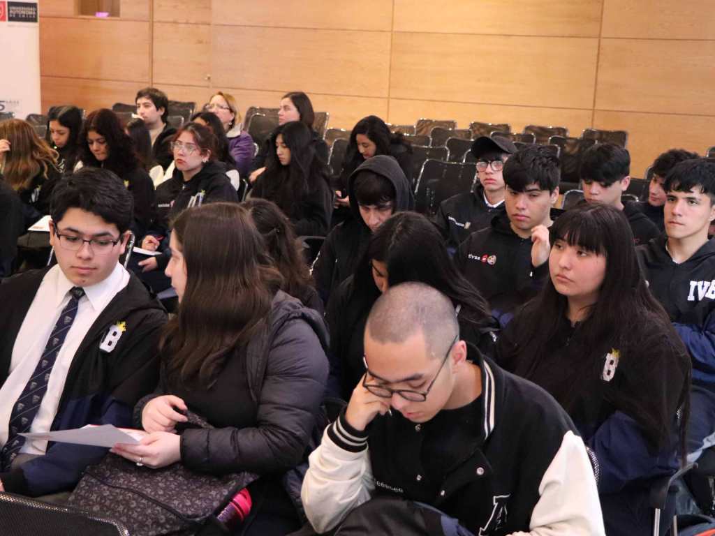 Alumnos colegios BIcentenario escuchando la charla sobre educación financiera