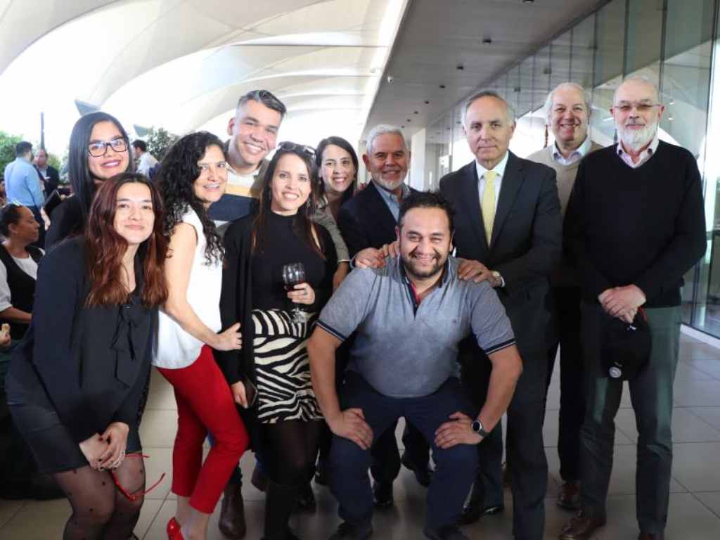 Autoridades y colaboradores junto al rector
