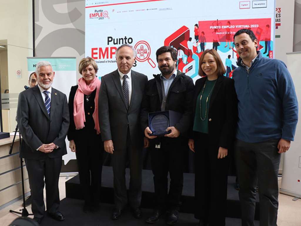 Autoridades de la Universidad y de la Municipalidad de Providencia