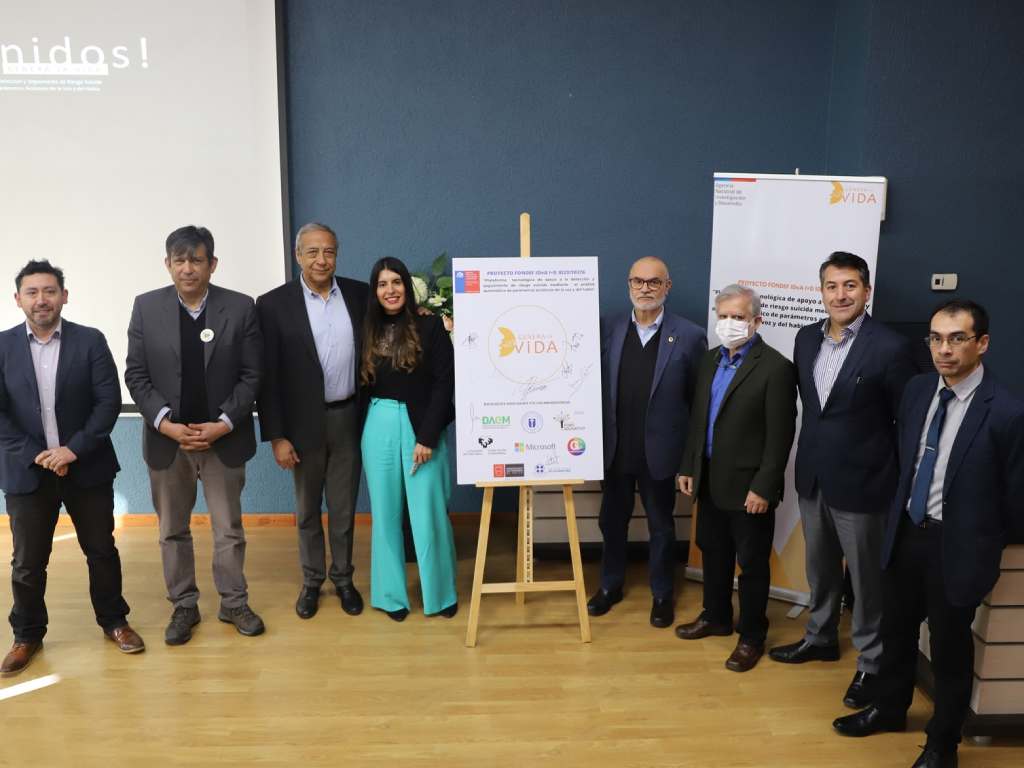 Autoridades presentes en el lanzamiento del proyecto para prevenir el suicidio