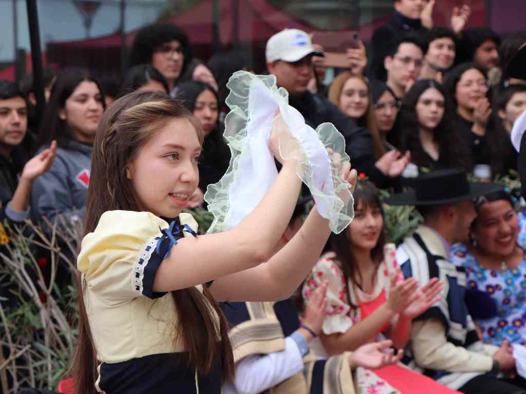 Bailarina de cueca en el Campus Providencia