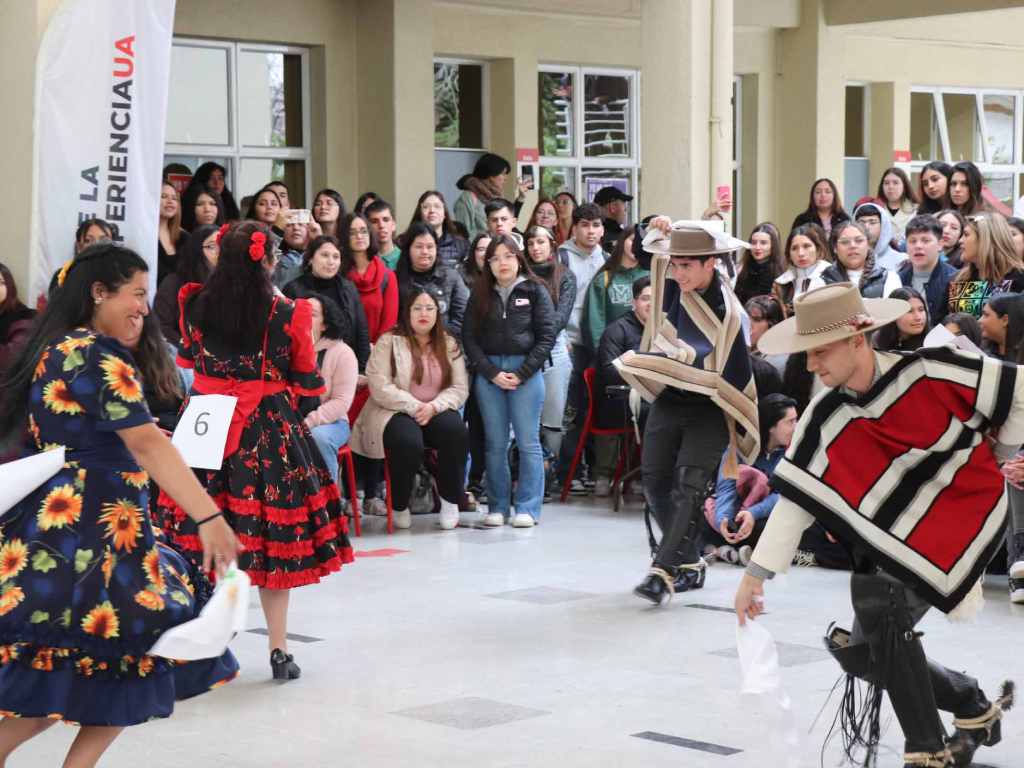 Estudiantes bailando cueca en el patio del campus El Llano Subercaseaux