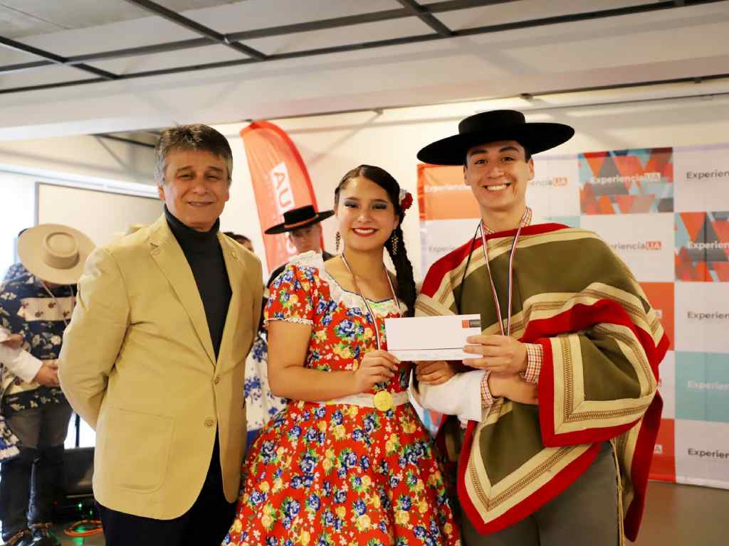 Ganadores concurso de cueca posando con autoridad universitaria
