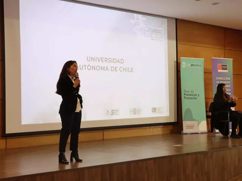 Presentadora exponiendo sobre el escenario