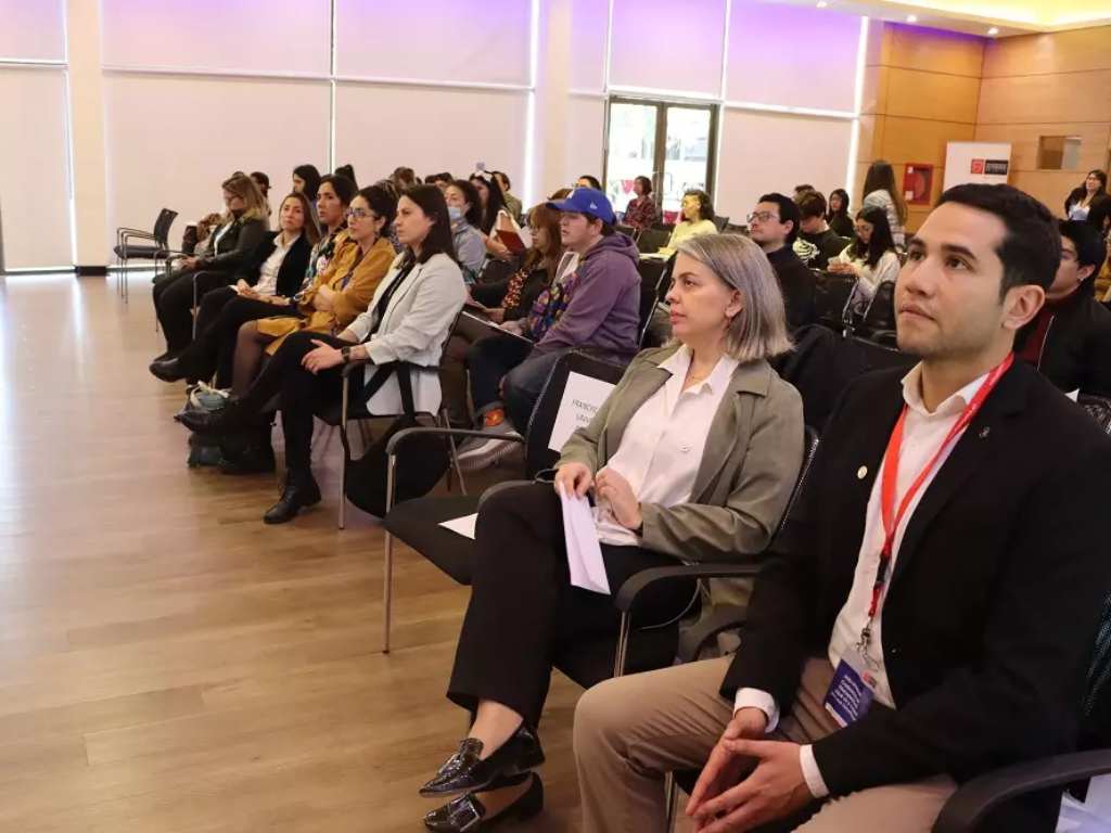 La directora de Equidad de Género, Diversidad e Inclusión, Catalina de la Cruz junto al subdirector de Diversidad e Inclusión, Yerko Rebolledo