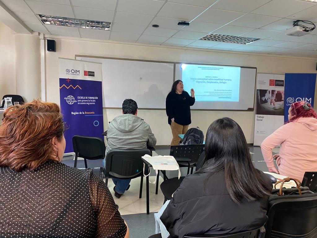 Expositora dando una clase en la escuela de formación