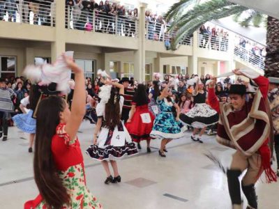 Estudiantes de Sede Santiago lo dieron todo en una nueva edición del Campeonato de Cueca