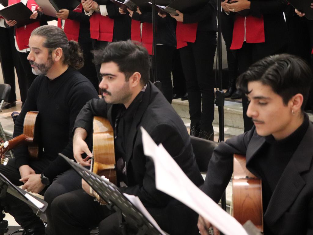 Detalle guitarristas del coro