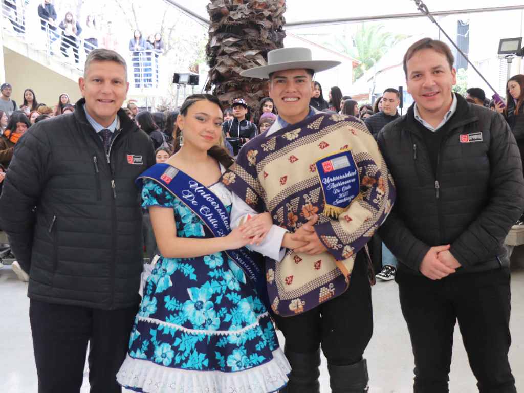 Una de las parejas ganadoras con autoridades de la Universidad