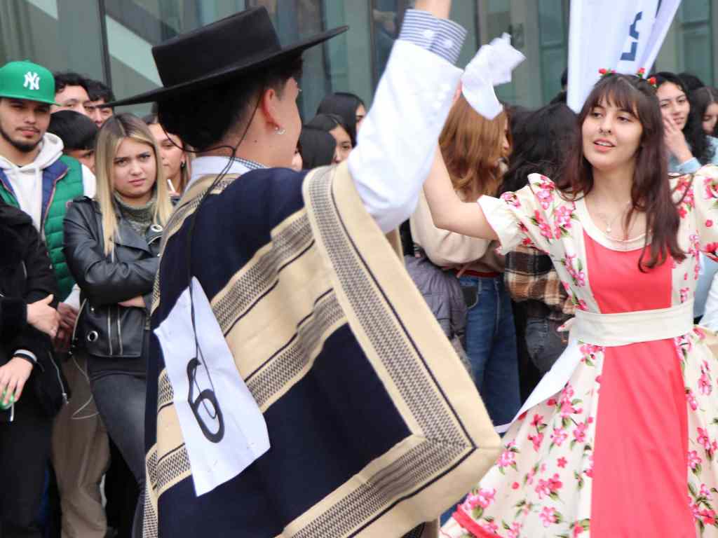 Pareja de bailarines bailando cueca en el campus Providencia
