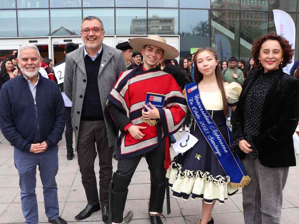 Ganadores del campeonato con autoridades de la Universidad