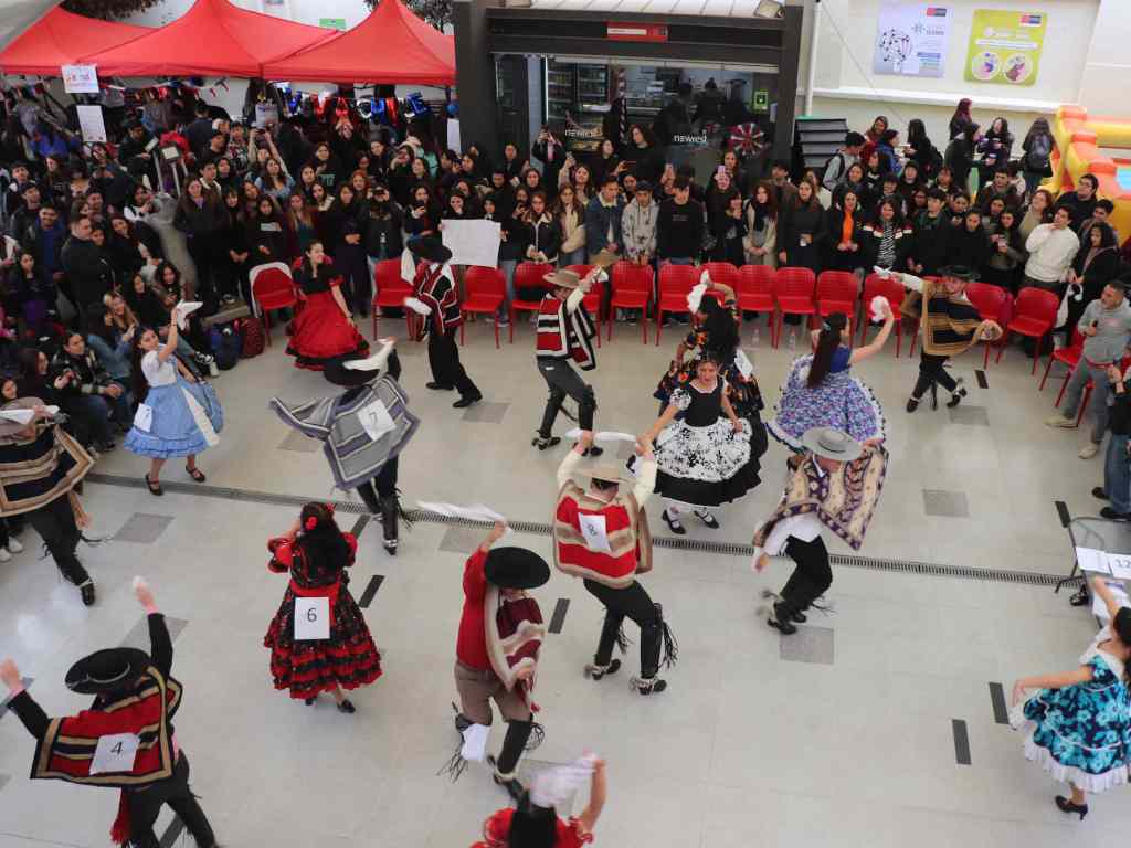 Estudiantes bailando cueca en el campus El Llano Subcercaseaux