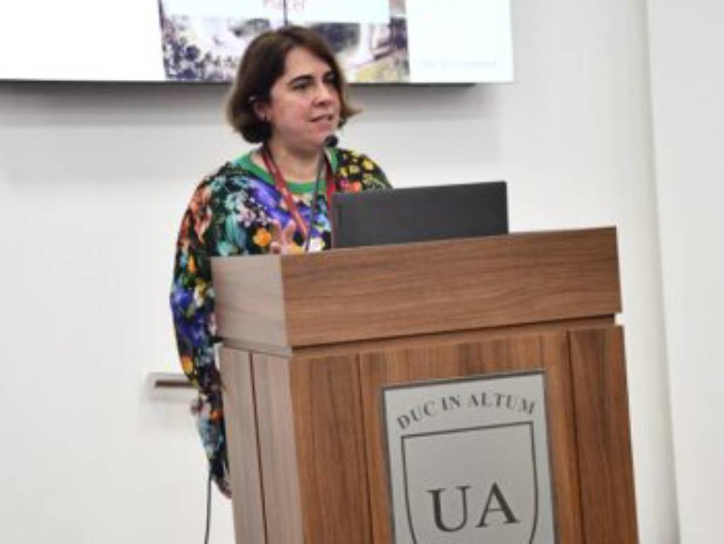 Ana Cecilia Retamal hablando en el podio