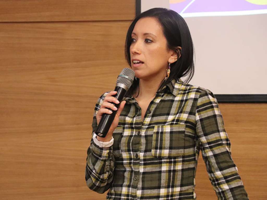 La expositora principal del conversatorio, Daniela Aceituno