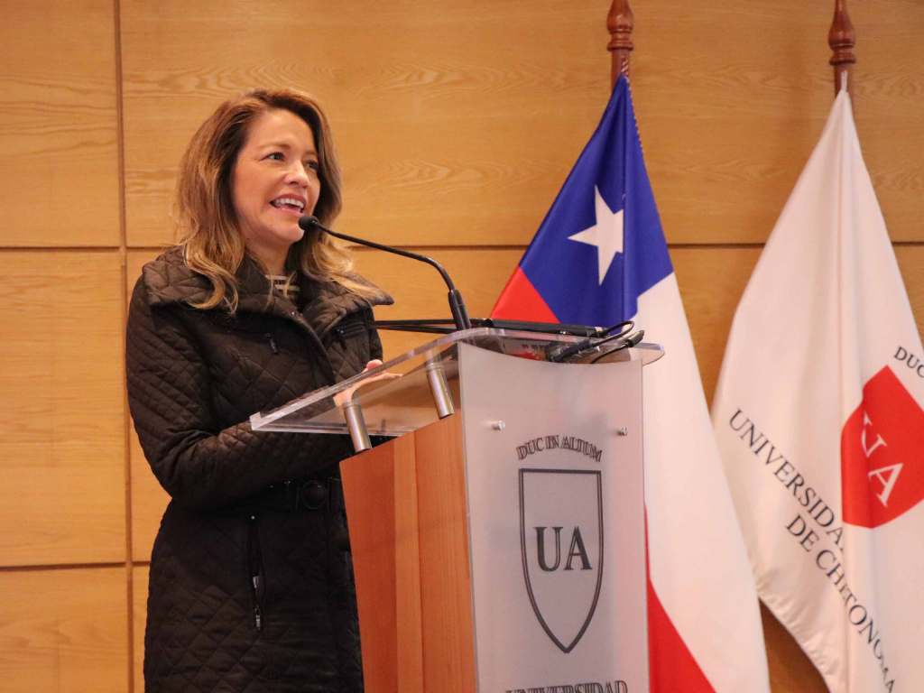 La Decana Jéssica Morales dando unas palabras de bienvenida en el podio