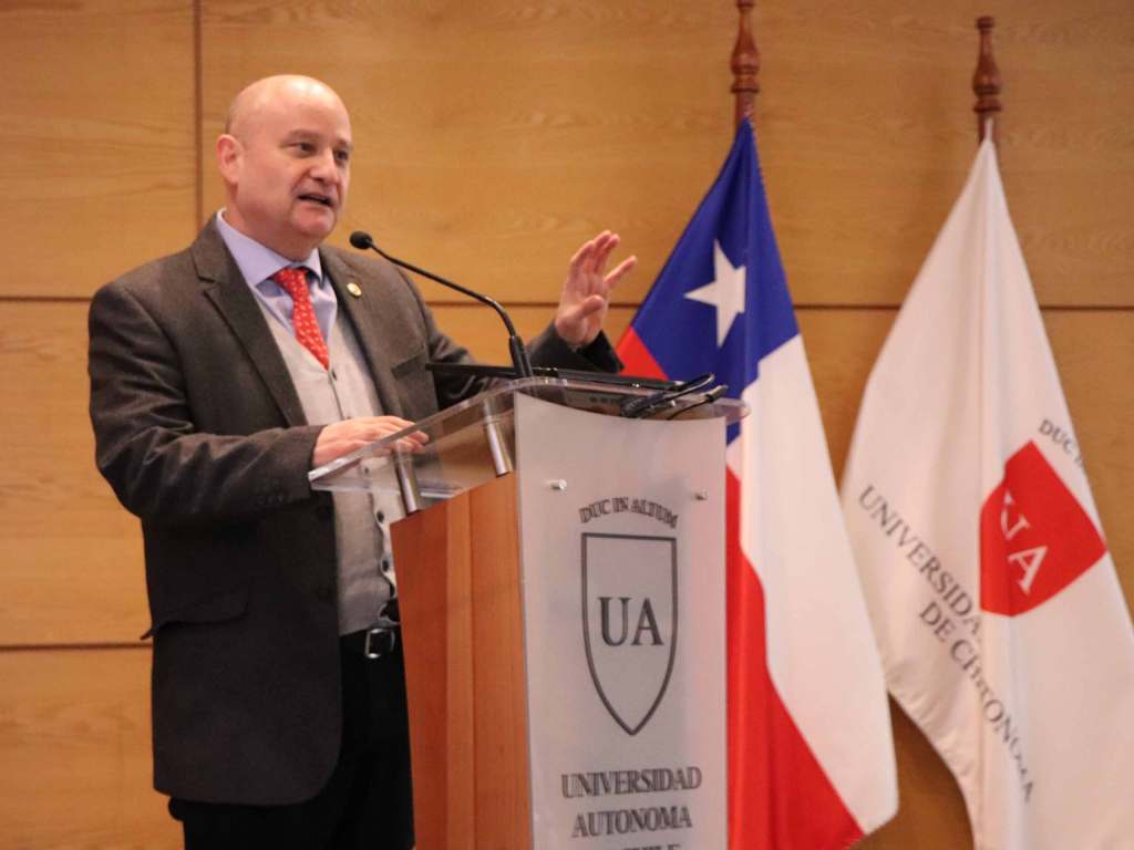 El Decano Rodrigo Barcia hablando en el podio