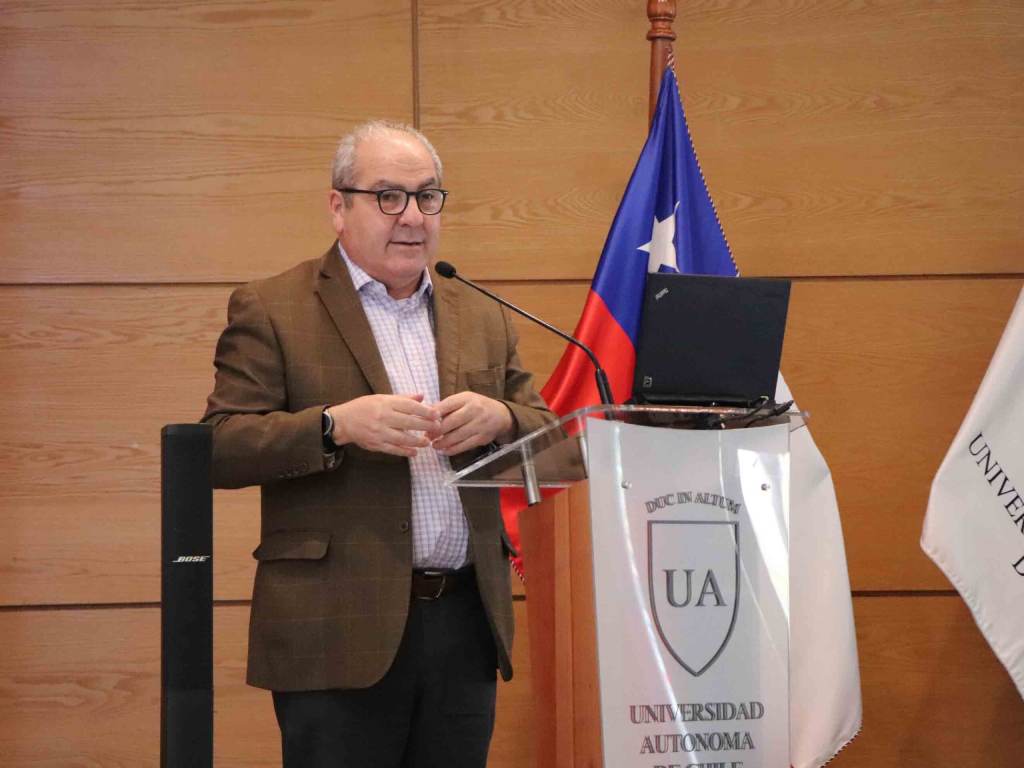 El Decano Luis Castillo hablando en el podio