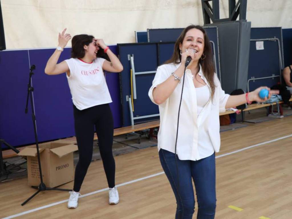 Docente de odontología cantando karaoke