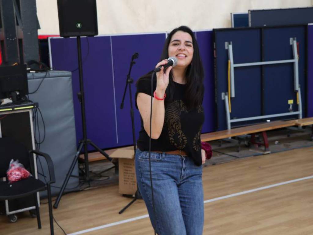 Docente de odontología cantando karaoke