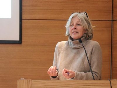 Destacada académica británica Dra. Sarah Whitehead realizó charla magistral en materias de política, género y educación a estudiantes de Pedagogía en Inglés  