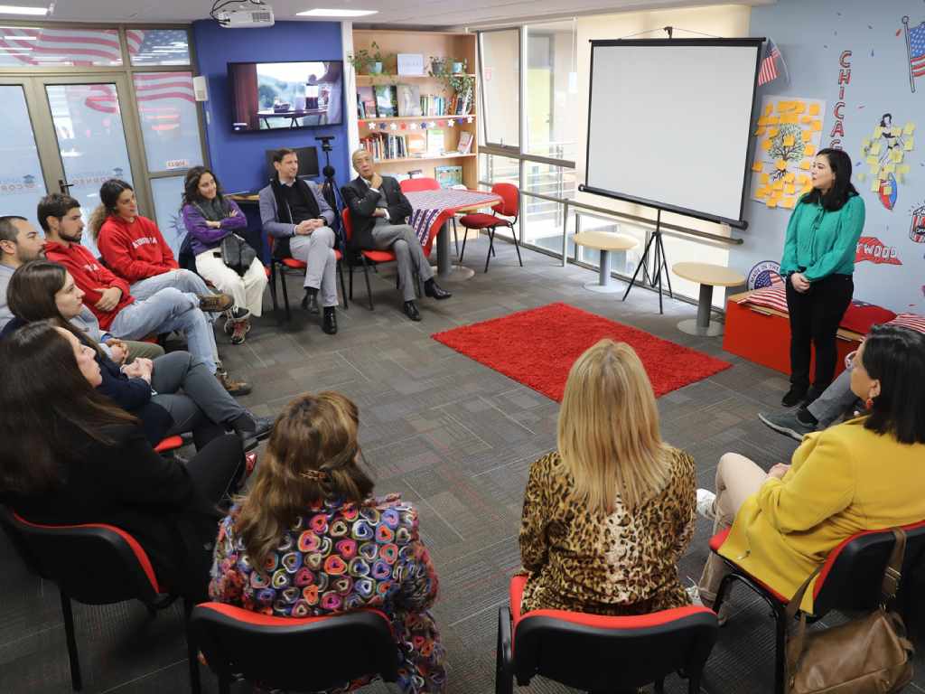 Estudiantes de intercambio y autoridades de la Universidad reunidos en la sala American Corner
