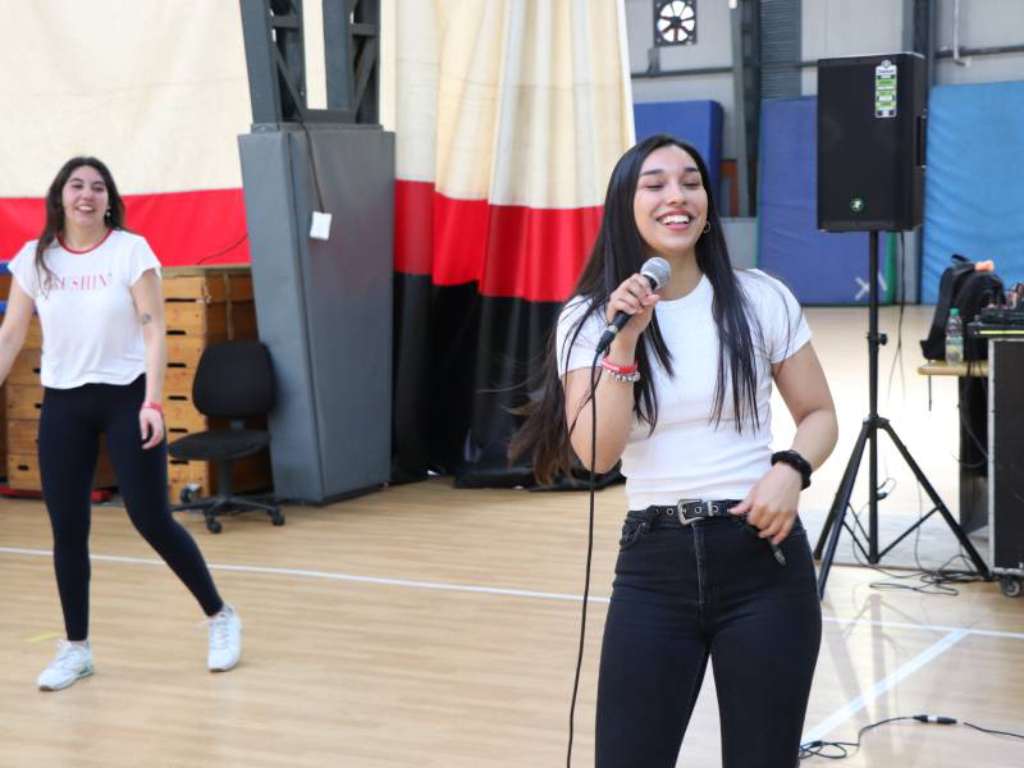 Estudiantes de odontología cantando karaoke
