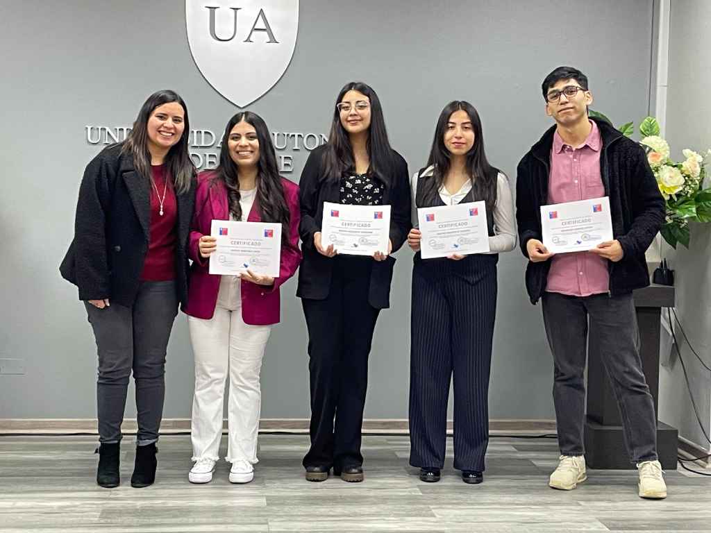 Estudiantes con su certificación de monitores