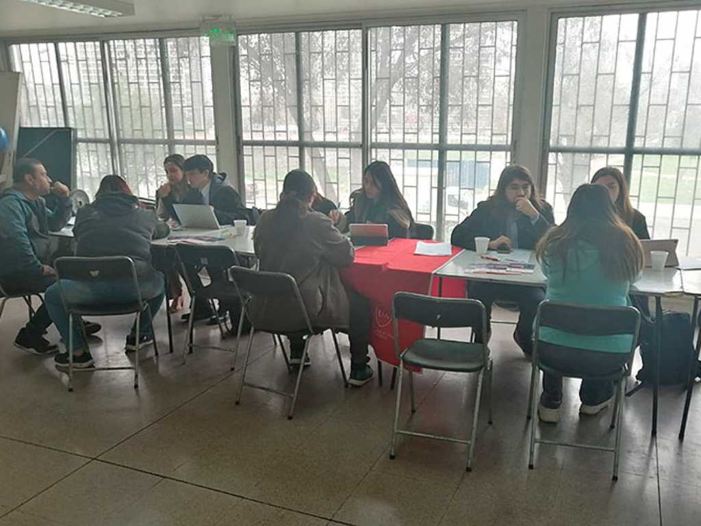 Estudiantes de Derecho atendiendo a los vecinos en la Clínica Jurídica