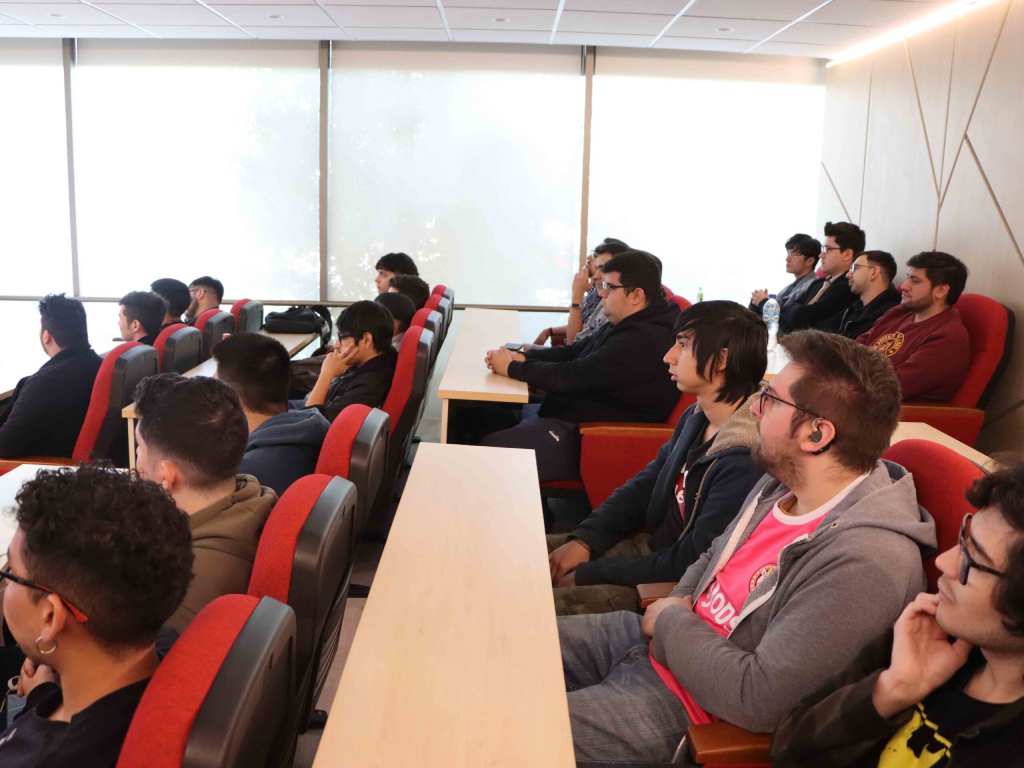 Estudiantes de Ingeniería Civil Informática durante el coloquio