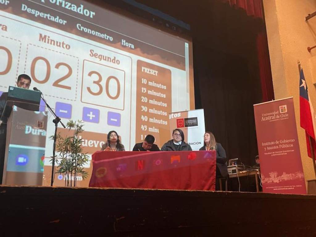 Estudiantes de la Autónoma sobre el escenario participando del congreso