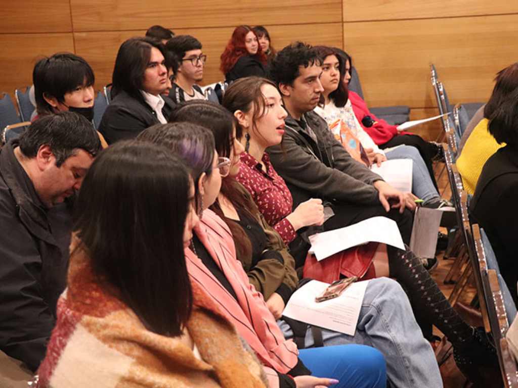 Estudiantes de pedagogía de inglés escuchando la charla magistral