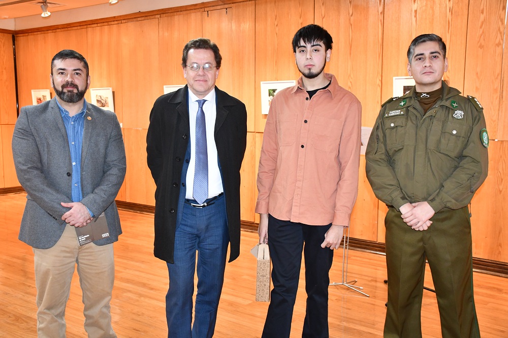 El artista junto a autoridades de la universidad y de Carabineros