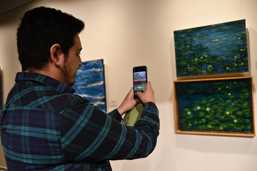 Público apreciando las obras de la exposición