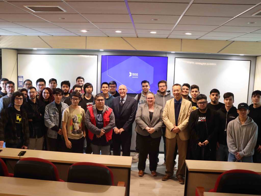 Estudiantes de Ingeniería Civil Informática junto a los expositores