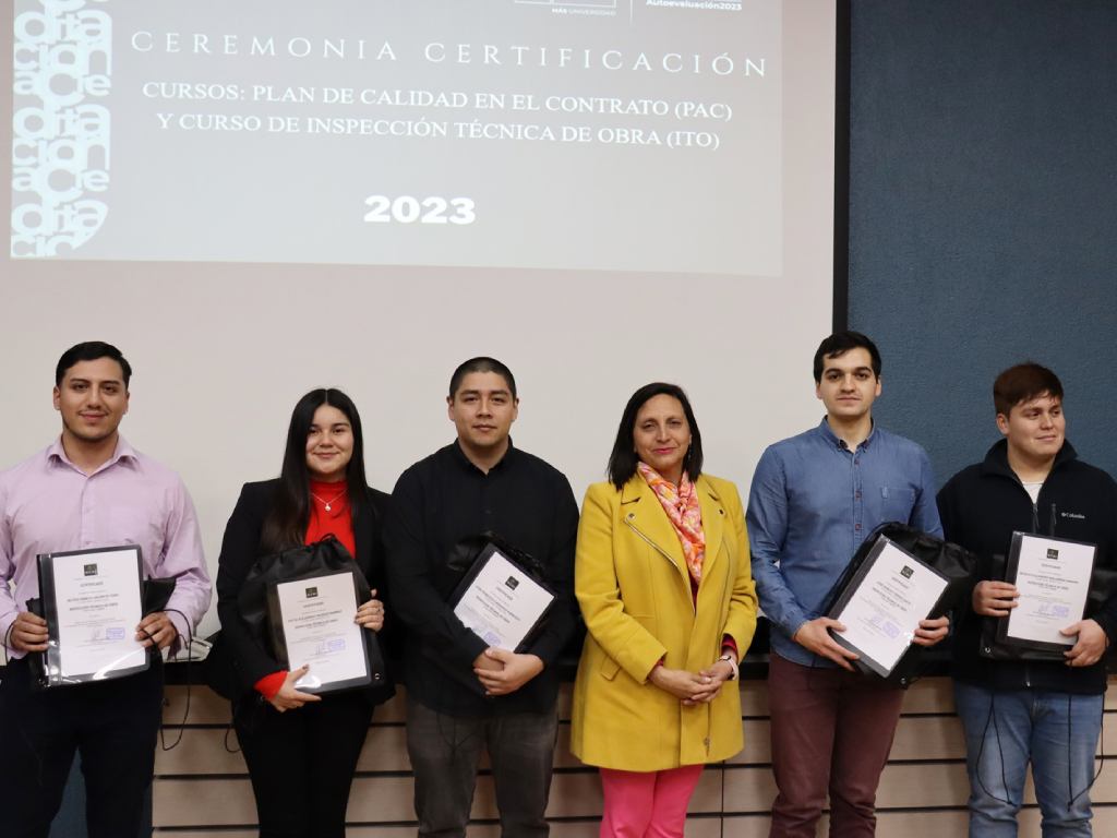 Estudiantes de Ingeniería en Construcción con su certificación
