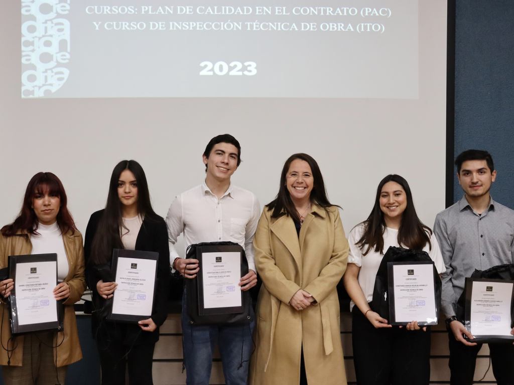 Estudiantes de Ingeniería en Construcción con su certificación