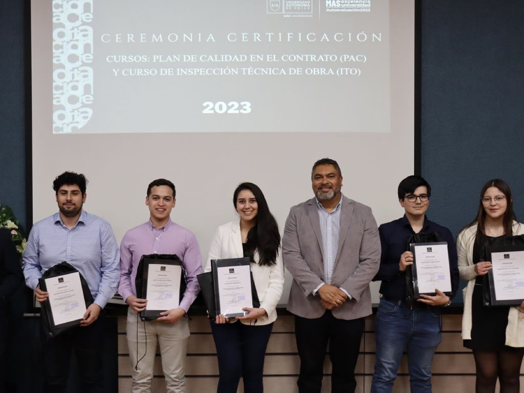 Estudiantes de Ingeniería en Construcción con su certificación