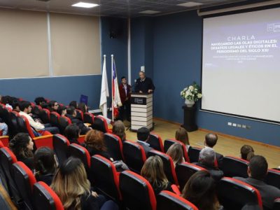Charla sobre los desafíos legales y éticos del periodismo digital reúne a expertos y estudiantes