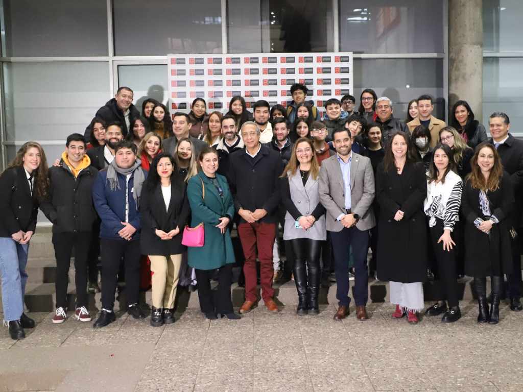 Vicerrector Sede Temuco, Dr. Emilio Guerra y el Vicerrector de VcM Dr.Mauricio Vial junto a participantes de la charla