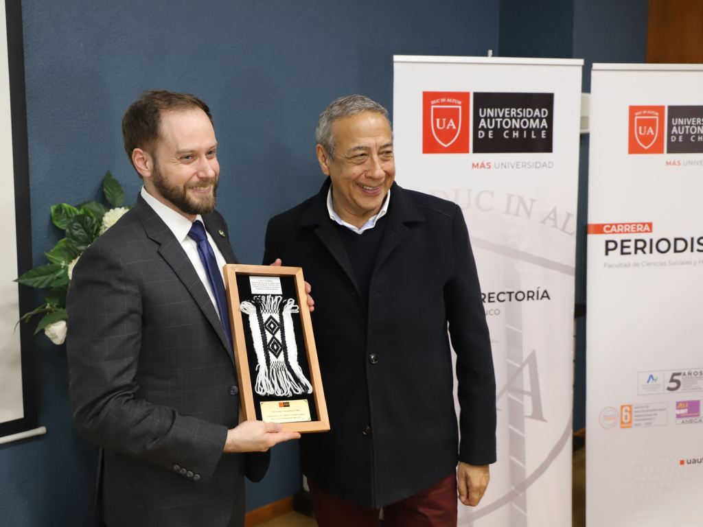 Dr. Francisco Bedecarratz recibiendo un regalo de parte del Vicerrector Sede Temuco, Dr. Emilio Guerra