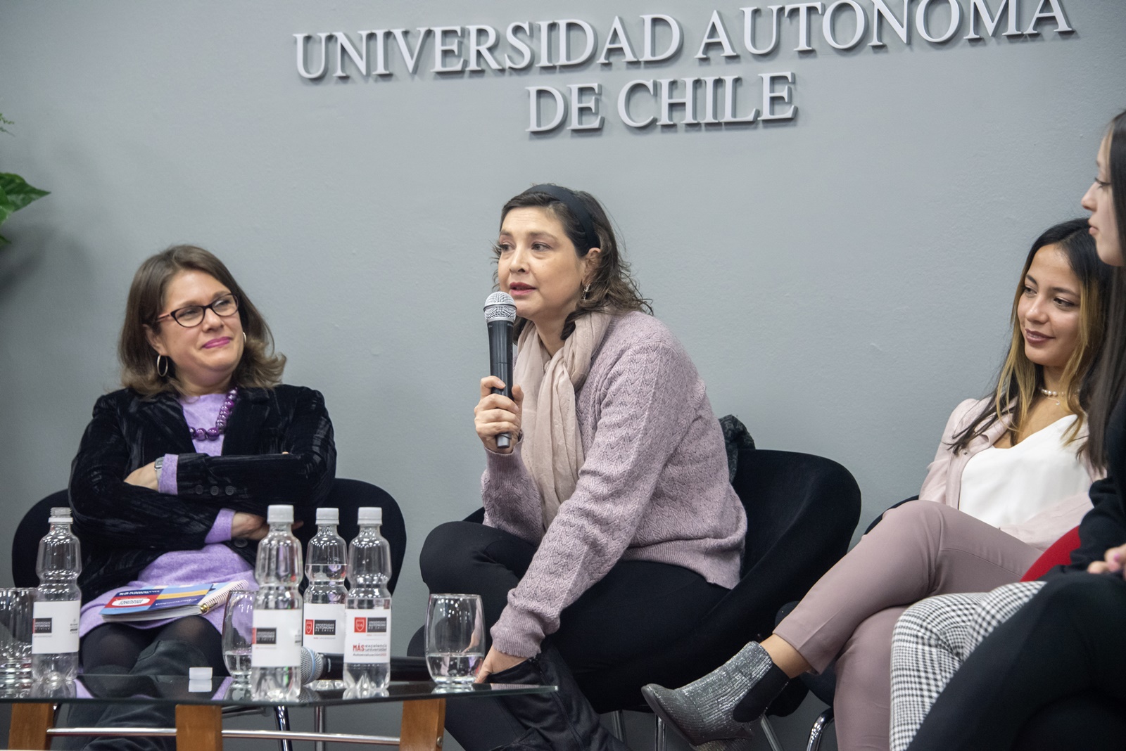 Dra. María Luisa Valenzuela haciendo uso de la palabra