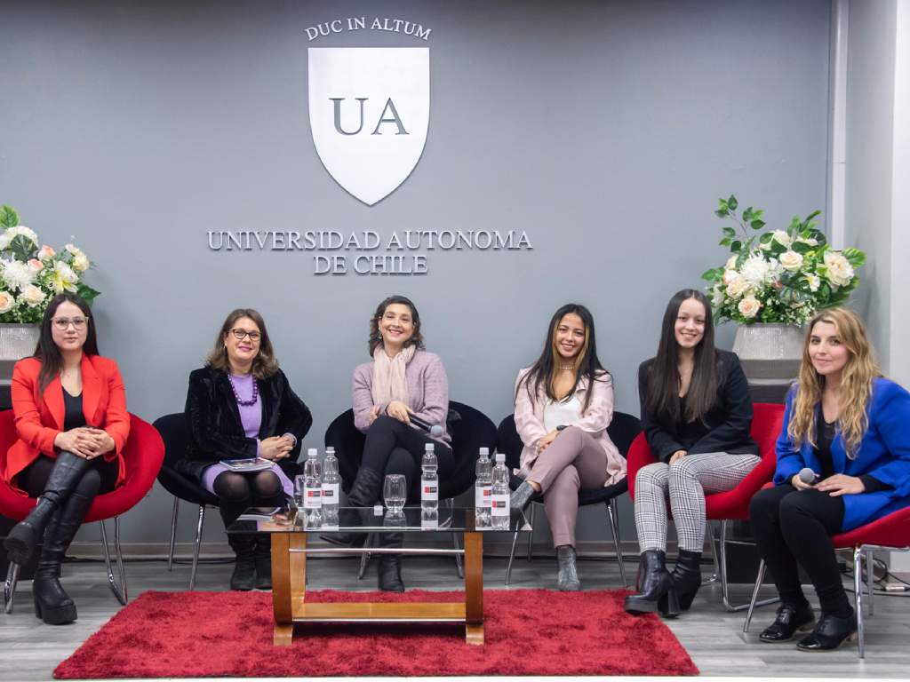 Mujeres participantes del conversatorio