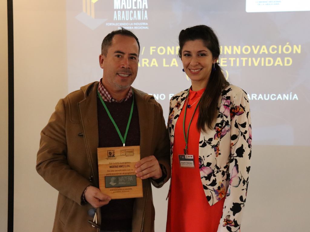 Emprendedor del programa con su reconocimiento