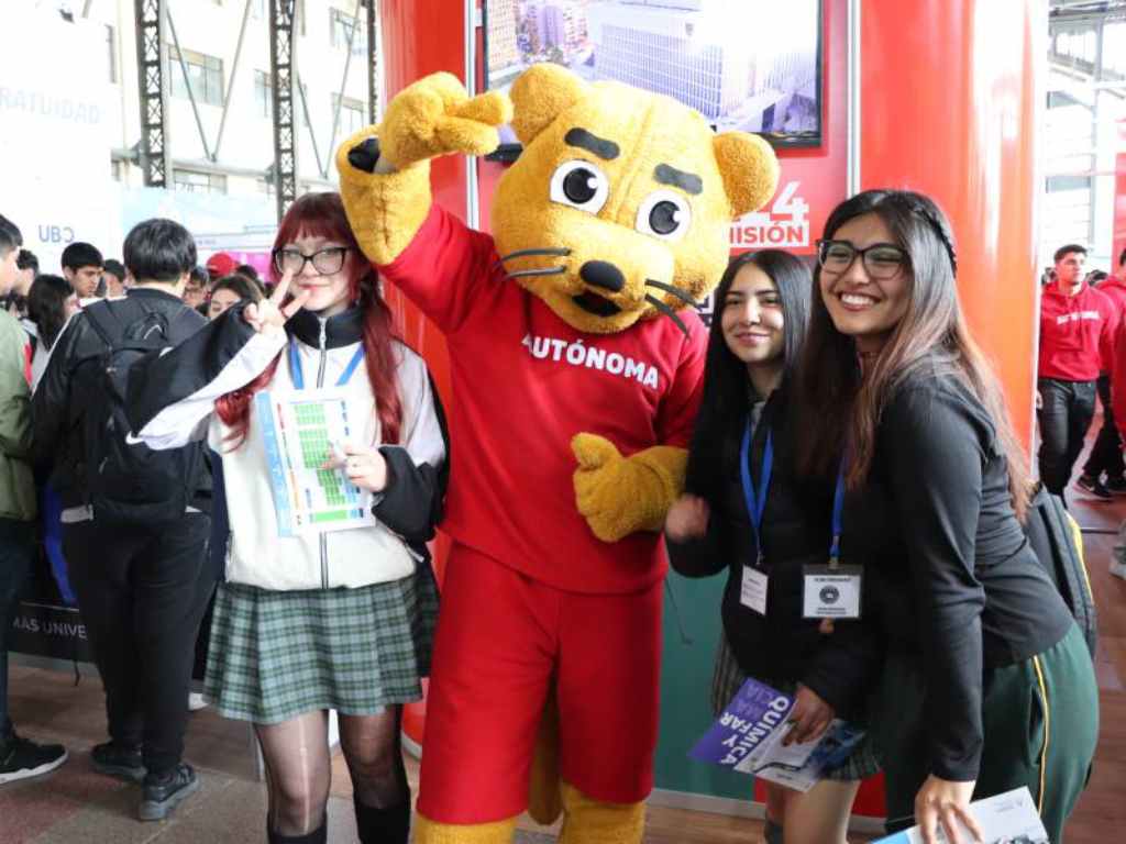 Estudiantes de cuarto medio junto a